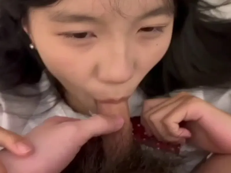 Em loli dễ thương liếm của quý biến em thành con em đĩ nứng lồn p2